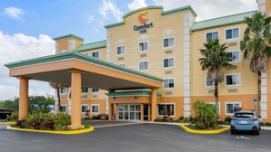Un hôtel Comfort Inn doté d’une entrée abritée, de plusieurs étages et d’un parking.