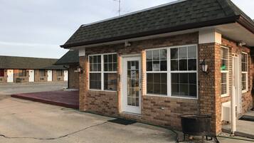 Vista frontal de la propiedad