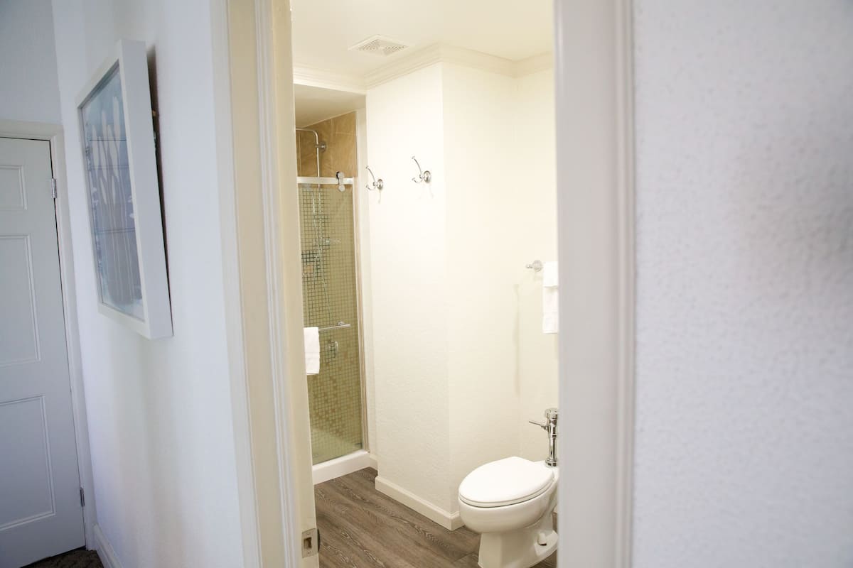 Exclusive Room, 1 Katil Raja (King) | Bilik Mandi | Kelengkapan dandanan diri berjenama, pengering rambut, jubah mandi