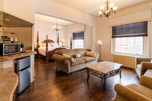 Signature Suite | Hypo-allergenic bedding, individually decorated, individually furnished