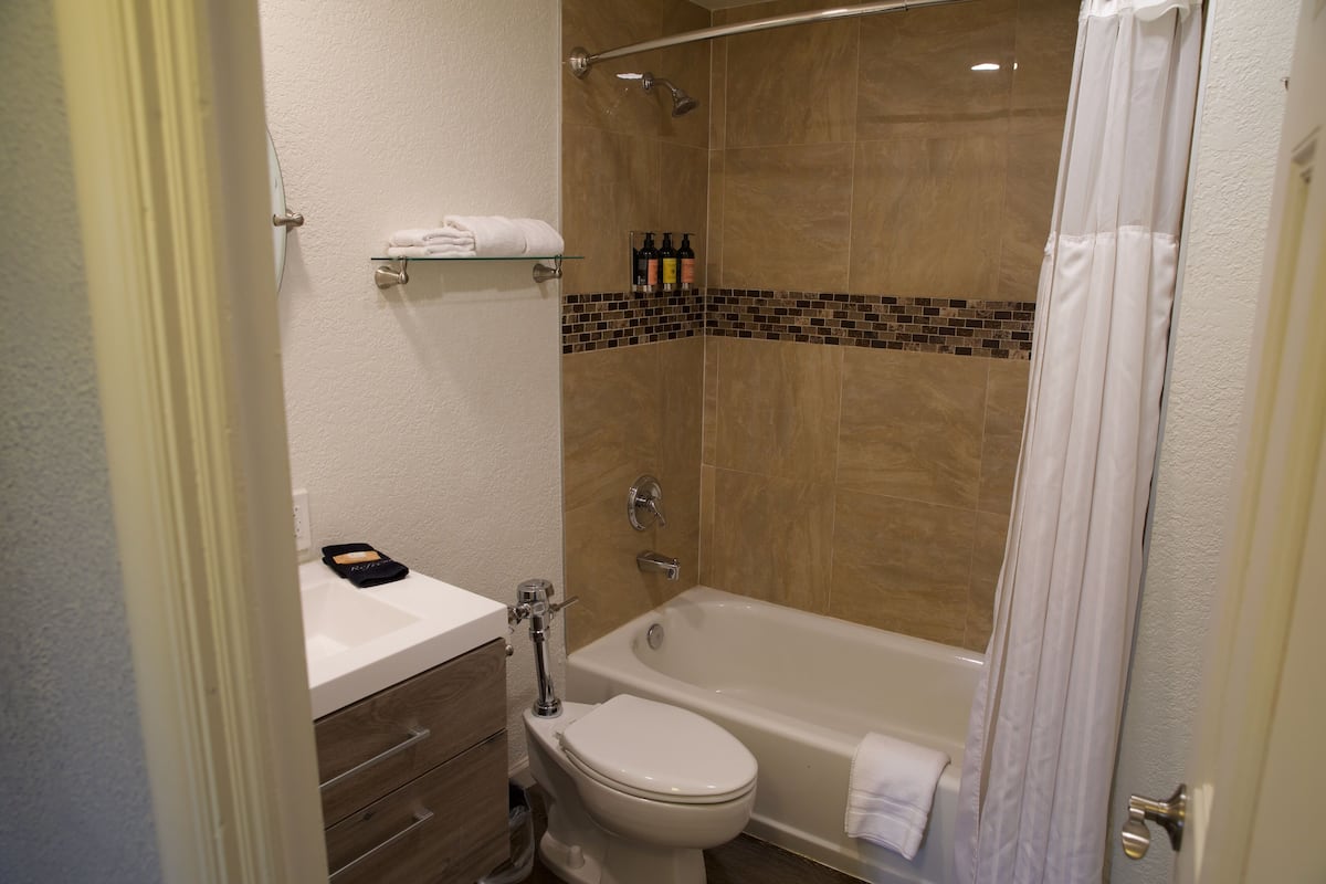 Exclusive Suite, 1 Katil Raja (King) | Bilik Mandi | Kelengkapan dandanan diri berjenama, pengering rambut, jubah mandi