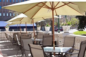 S'hi serveixen esmorzars, dinars i sopars 