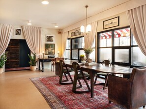 Lobby sitting area - Palihotel Melrose (Los Angeles)