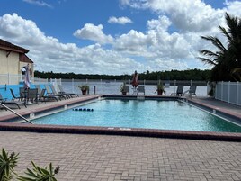 Una piscina al aire libre