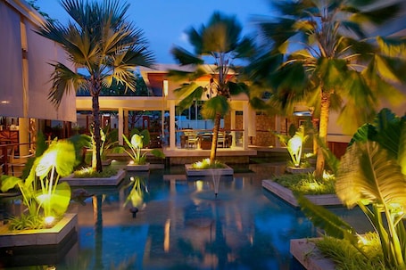 Una piscina al aire libre, sombrillas
