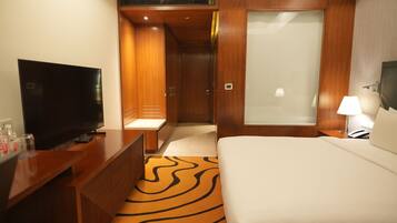 Executive Suite | Premium bedding, minibar, in-room safe, desk