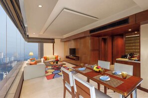 Suite ejecutiva | Zona de estar | Televisión LCD de 55 pulgadas con canales digitales, una televisión