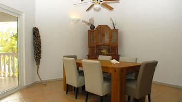 Condo, 2 Bedrooms | Makan dalam bilik