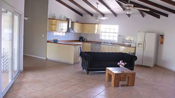 Kondominium, 2 kamar tidur | Dapur pribadi | Lemari es, microwave, kompor, dan mesin pembuat kopi/teh