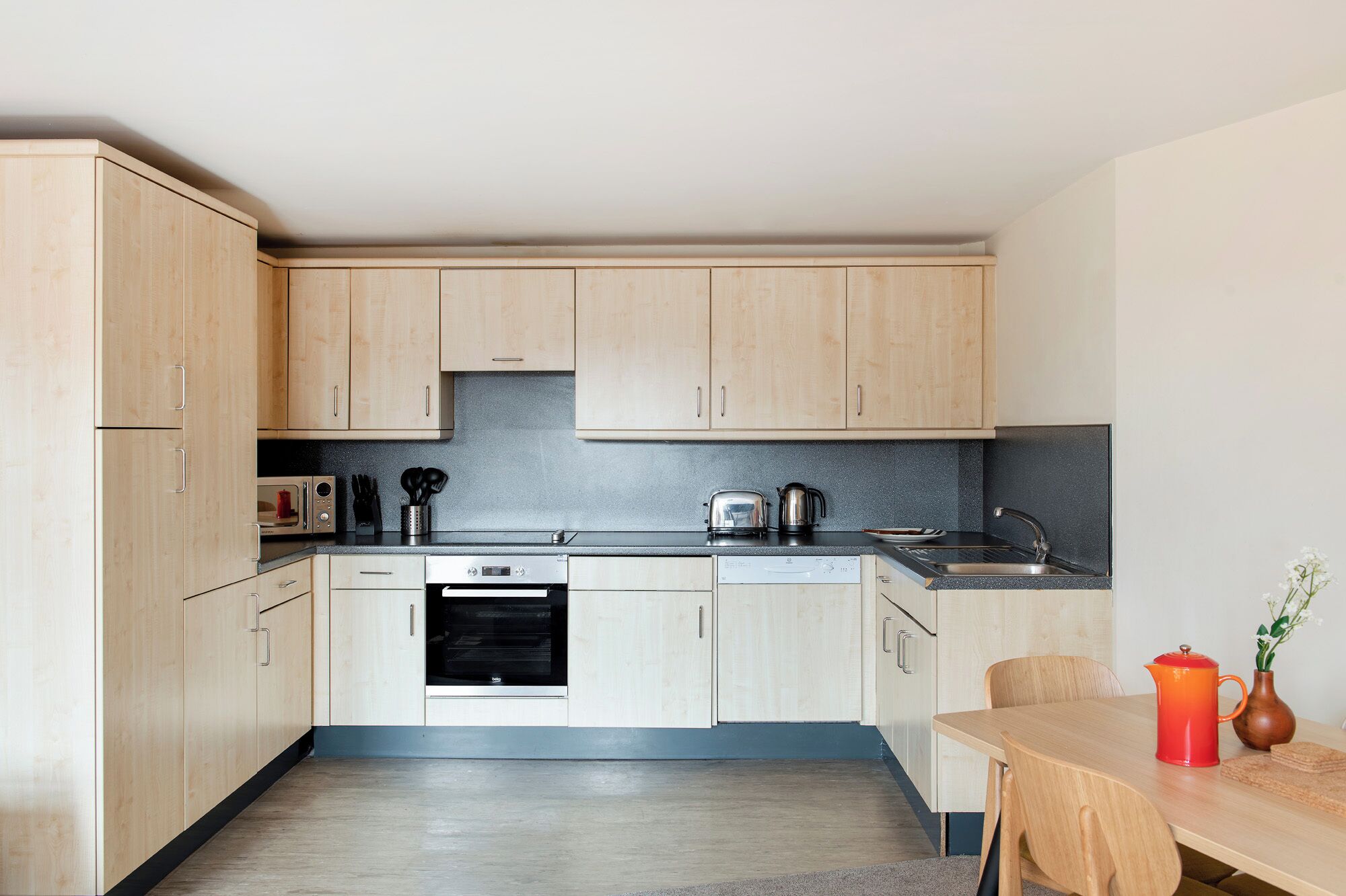 Peti besi dalam bilik, seterika/papan seterika 