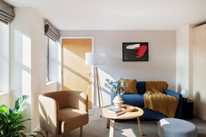 Tallelokero huoneessa, silitysrauta/-lauta, ilmaiset vauvansängyt