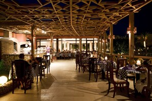 3 restaurants, international cuisine