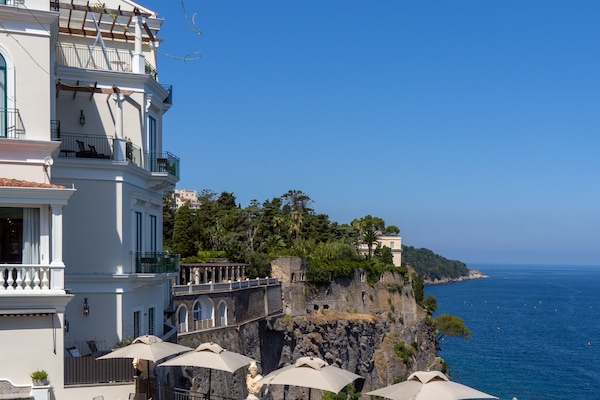 Piscina all'aperto, ombrelloni da piscina, lettini