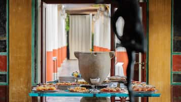 Café da manhã com buffet grátis todos os dias