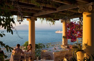 Lunch and dinner served, sea views 