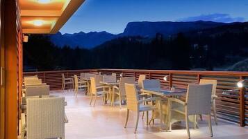 Se sirven desayunos, comidas, cenas y cocina internacional