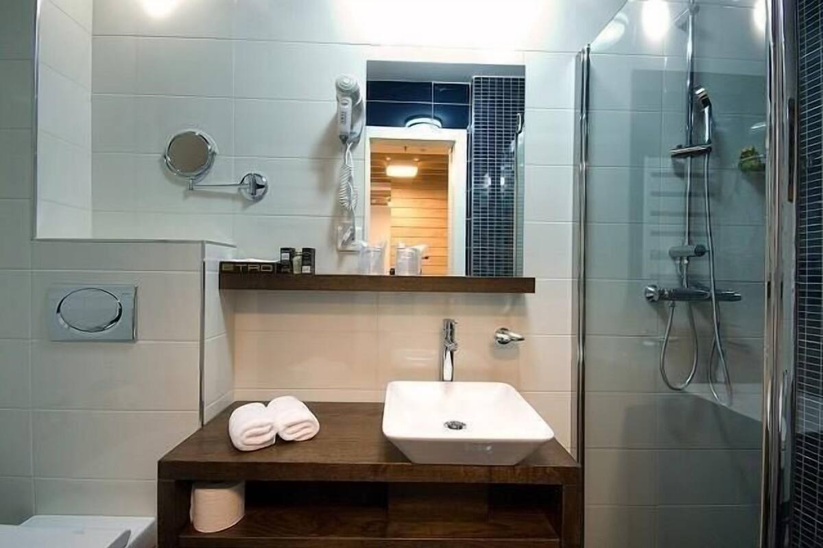 Shower, free toiletries, hair dryer, bathrobes