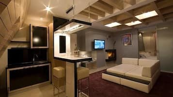 Seprai premium, bantalan ekstra lembut, minibar, dan brankas