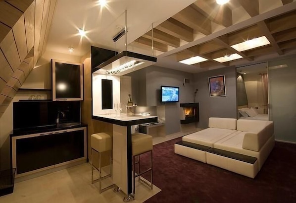 Literie de qualité, lit avec matelas à plateau-coussin, minibar