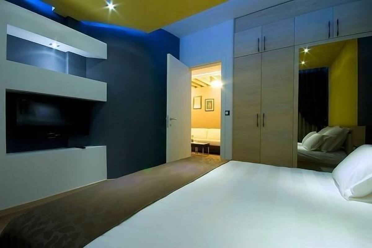 Premium bedding, pillowtop beds, minibar, in-room safe