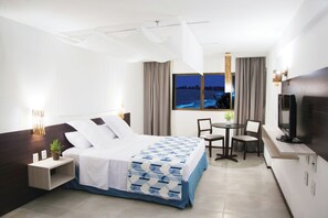 Kamar Double Standar | Seprai premium, minibar, brankas, dan Wi-Fi gratis