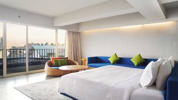 Corner Suite | Premium bedding, minibar, in-room safe, desk