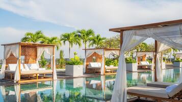 Piscina externa, funciona das 8h às 20h, barracas de cortesia