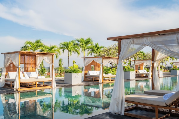 Una piscina al aire libre, cabañas de piscina gratuitas, sombrillas