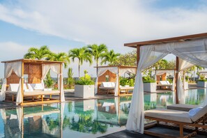 Piscine extérieure, cabanons gratuits, parasols de plage