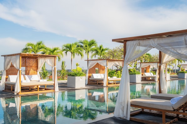 Piscine extérieure, cabanons gratuits, parasols de plage