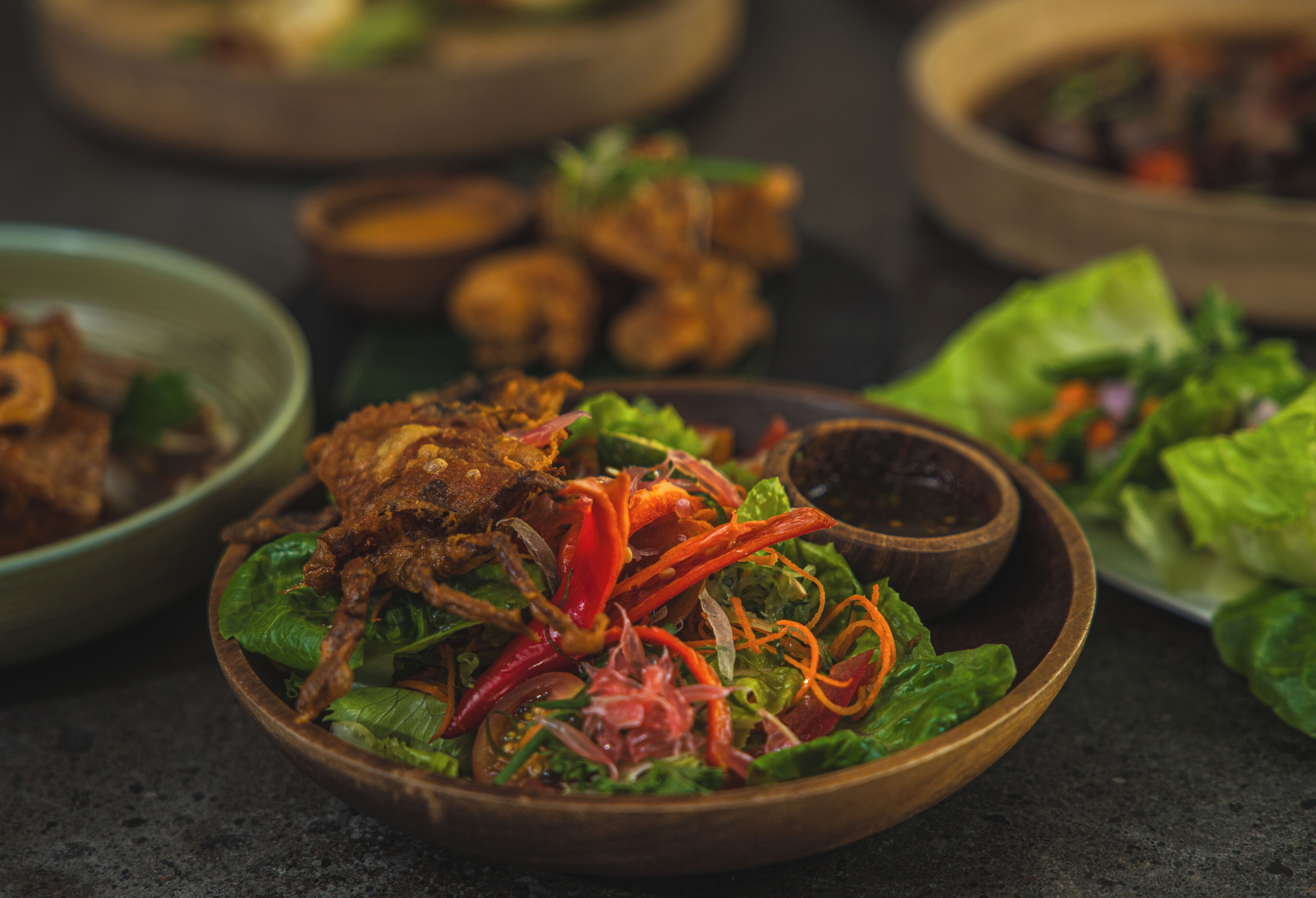 Un tazón de ensalada con diversos vegetales y carne.