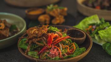 Un tazón de ensalada con diversos vegetales y carne.