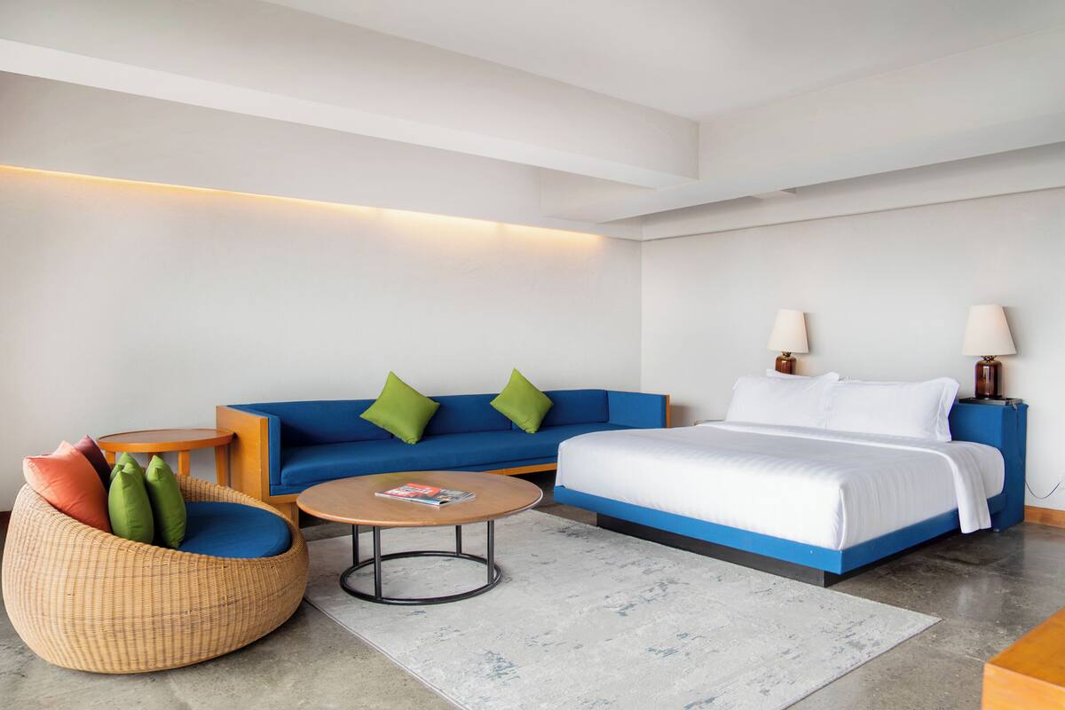 Corner Suite | Premium bedding, minibar, in-room safe, desk