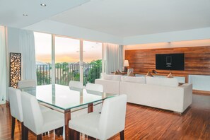 Premium bedding, minibar, in-room safe, desk - Cross Paasha Bali Seminyak (Seminyak)