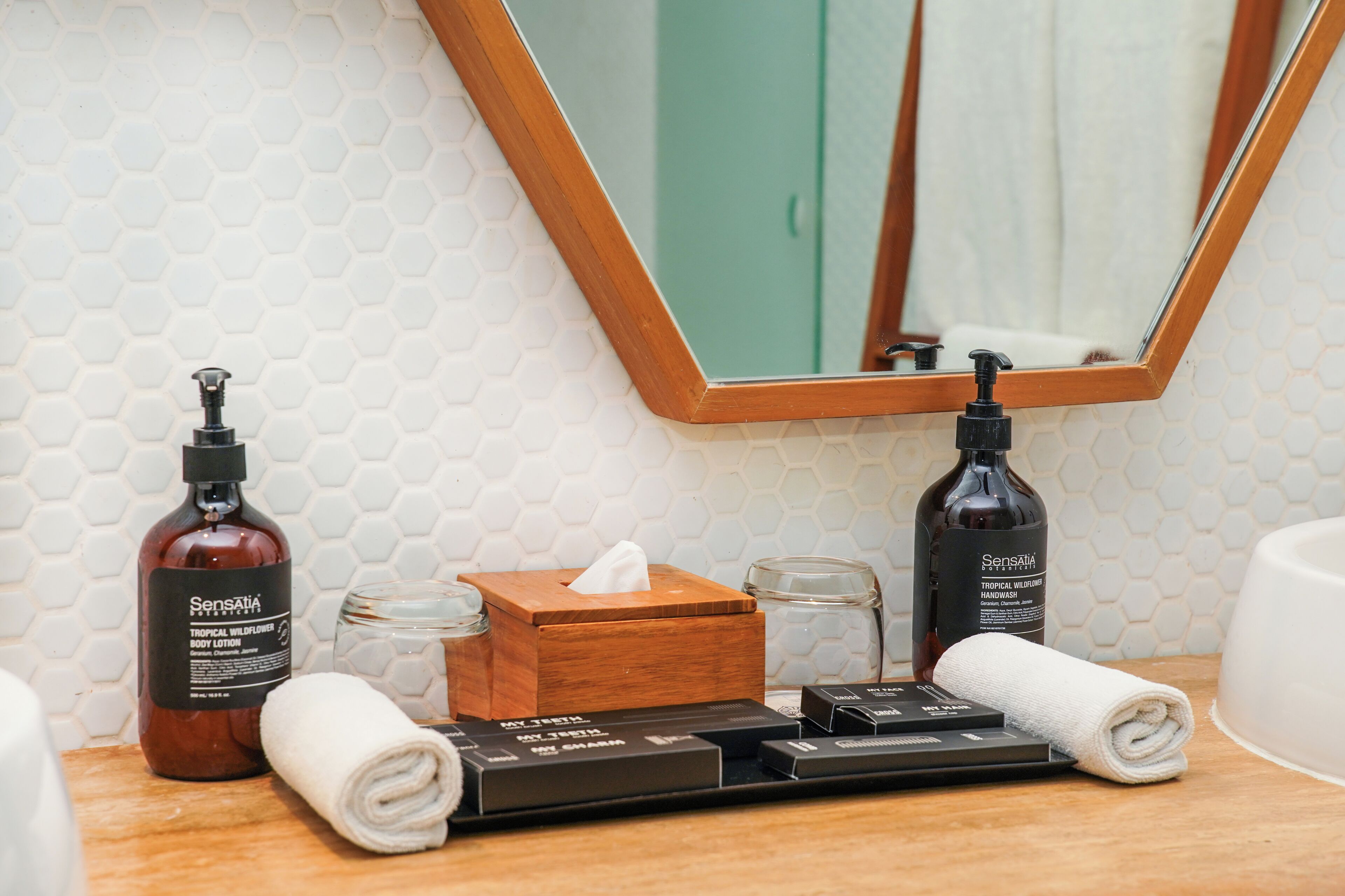 penthouse | bathroom | shower, free toiletries, hair dryer, bathrobes