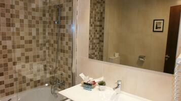 Superior Double Room | Bathroom | Free toiletries, hair dryer, towels