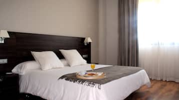 Doppia Superior | Una cassaforte in camera, una scrivania, tende oscuranti