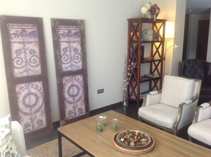 LED TV, books - Hotel Pago del Olivo (Simancas)