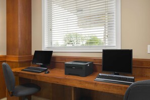Business center - Days Inn by Wyndham Chetwynd (Chetwynd)