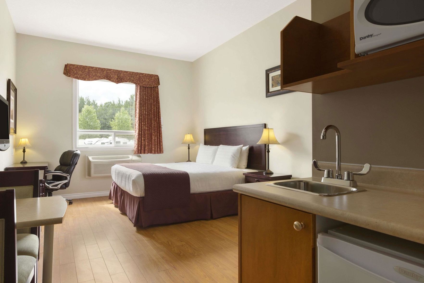 Desk, iron/ironing board, rollaway beds, free WiFi