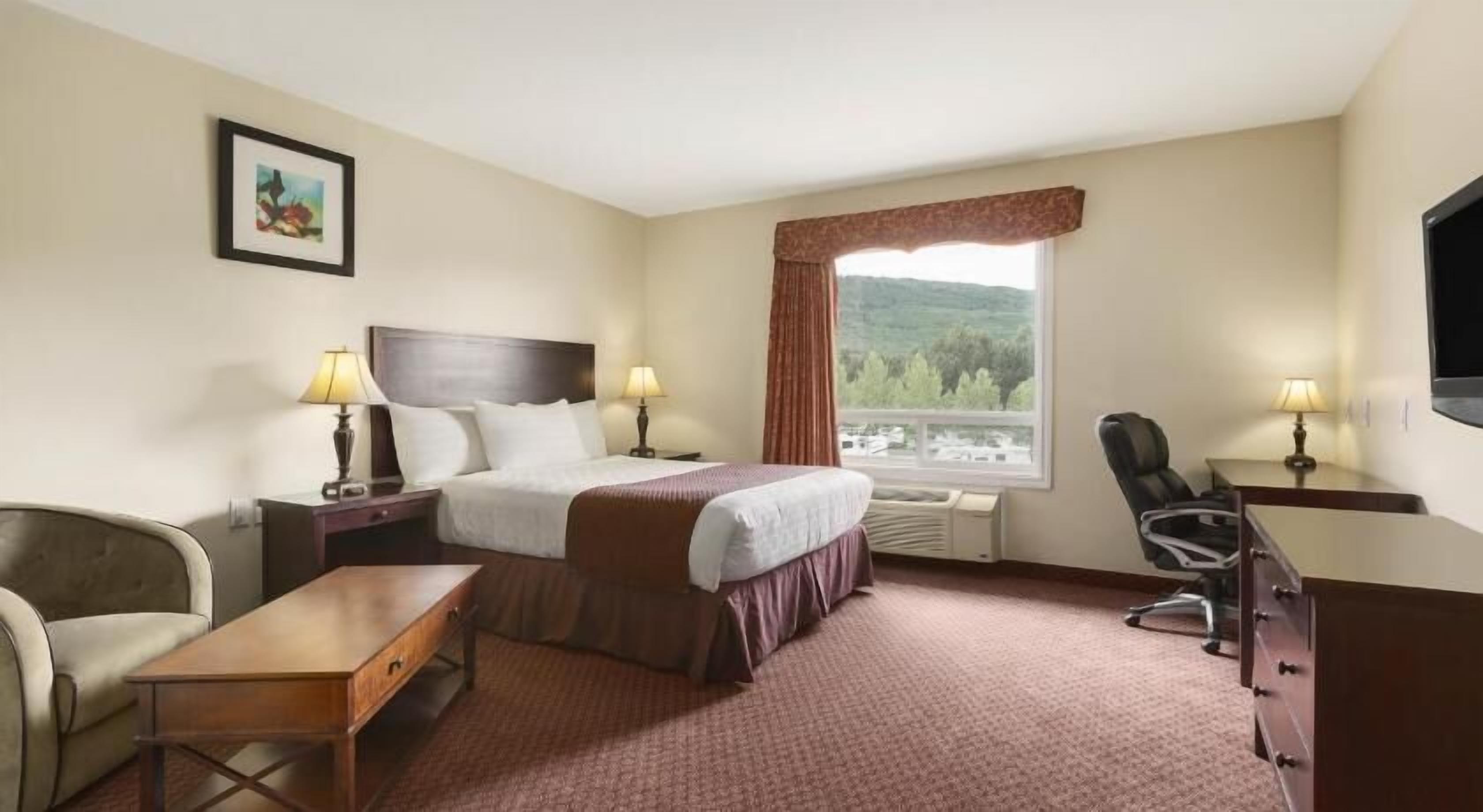Desk, iron/ironing board, rollaway beds, free WiFi