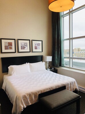 Desk, blackout drapes, soundproofing, iron/ironing board - Holiday Inn Hotel & Suites Saskatoon Downtown by IHG (Saskatoon)