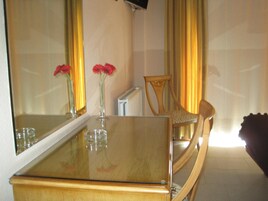 Caja fuerte, escritorio, cortinas opacas y cunas gratuitas