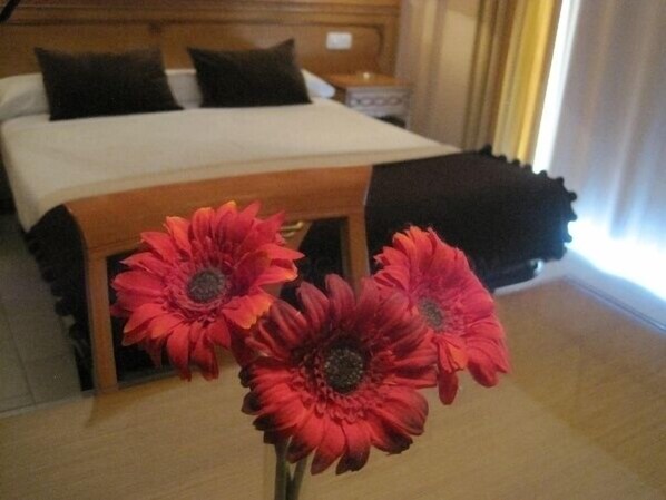 In-room safe, desk, blackout drapes, cribs (free) - Hostal Arba (Alcobendas)