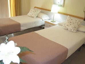In-room safe, desk, blackout drapes, free cribs/infant beds - Hostal Arba (Alcobendas)