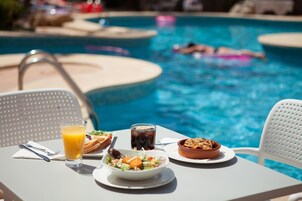 Una piscina al aire libre de temporada