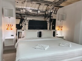 In-room safe, soundproofing, free WiFi, bed sheets