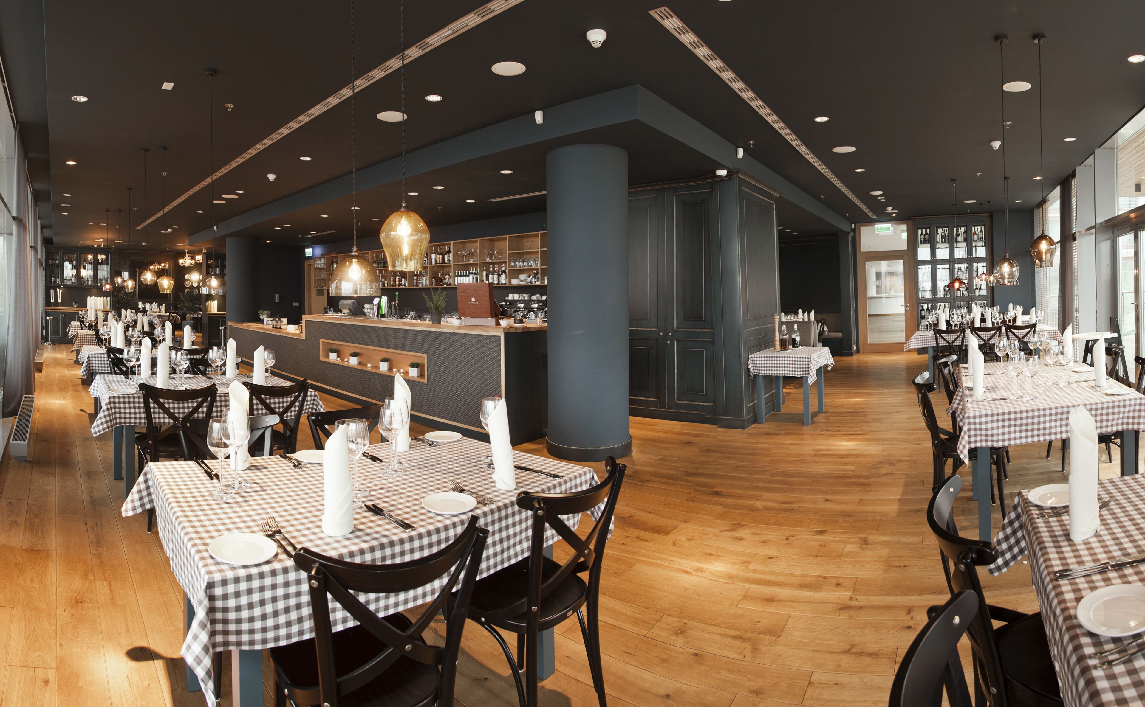 2 restaurants, breakfast served