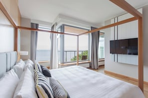 Suite, 1 King Bed with Sofa bed, Sea View (Balcony)