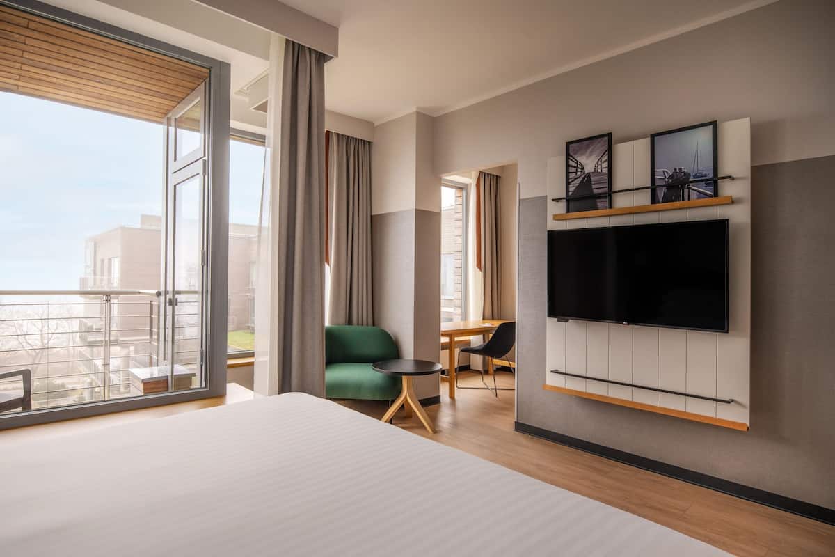 hypo-allergenic bedding, minibar, in-room safe, desk